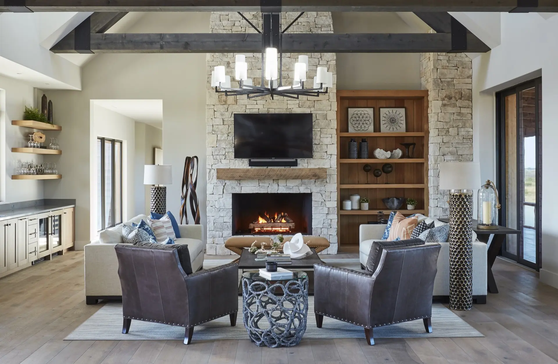 Fireplace design ideas - classic ranch